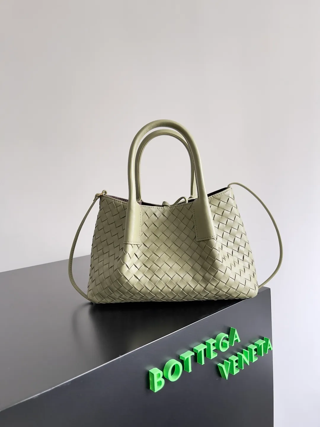 Batch 1660 BOTTEGA VENETA 2025 new product pinacoteca has super soft leather, and the weaving function, practicality and relaxed fashion sense have not fallen behind❤️‍🔥Amway has given sisters a must-have bag when going out. The size of the bag also accurately meets the commuting needs of urban beauties. It can accommodate mobile phones, keys, lipstick, powder, sunscreen, shopping bags...all of it! ! ! 🔥The capacity should not be underestimated~ It does not choose people, clothes, or occasions. With its majestic curved outline, exquisite woven texture, delicate edges and rounded handles, this woven vegetable basket bag truly achieves the goal of "dressing up and being fashionable without getting in the way"~ Are you interested in Jimei? Style number: 819004 Size: 24*15*12cm